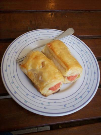 ขนมปังไส้กรอก ที่ ร้านอาหาร bliss bloom