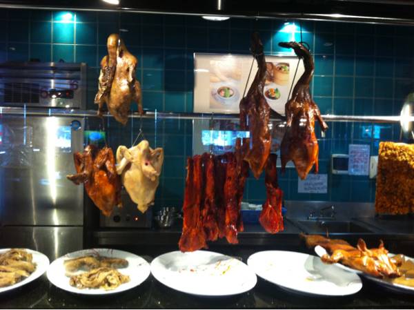 หน้าตู้เป็ด ไก่ หมู ที่ ร้านอาหาร Hong Kong Fisherman Suki & Restaurant