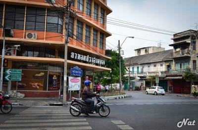 ร้านหาง่าย ตรงแยกพลับพลาไชยครับ ที่ ร้านอาหาร ห้องอาหารพูนเลิศ เหลาะงาทิ้น ห้าแยกพลับพลาไชย