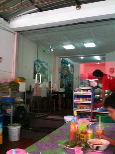 ร้านอาหาร ก๋วยเตี๋ยวไก่เฮียหนวด