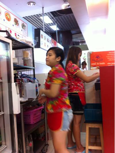 สาวเสริฟ หมวยแท้ ที่ ร้านอาหาร Peking Restuarant