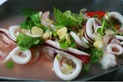 หมึกนึ่งมะนาว ที่ ร้านอาหาร ร้านพิกุลโภชนา(ขลุง)