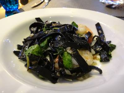 พาสต้าหมึกดำผัดกับ Basil และกุ้ง ที่ ร้านอาหาร The Rain Tree Cafe Plaza Athenee Hotel