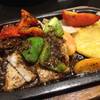หมูพอร์คชอปย่างพริกไทยดำ ที่ ร้านอาหาร Lee Cafe Esplanade