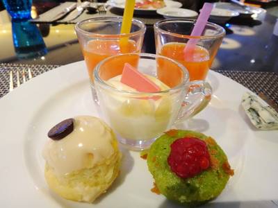 ร้านอาหาร The Rain Tree Cafe Plaza Athenee Hotel