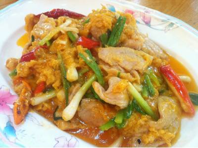 ผัดผงกะหรี่. อร่อยล้ำ  ที่ ร้านอาหาร นทีทิพย์