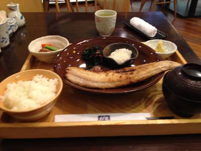ปลาฮามาจิย่างถ่านเซท ปลาหอมมากๆ เดี๋ยวนี้จะย่างมาครึ่งตัว ^^ ที่ ร้านอาหาร Ootoya The Esplanade