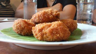 ทอดมันกุ้งอร่อย ที่ ร้านอาหาร ผกากรอง