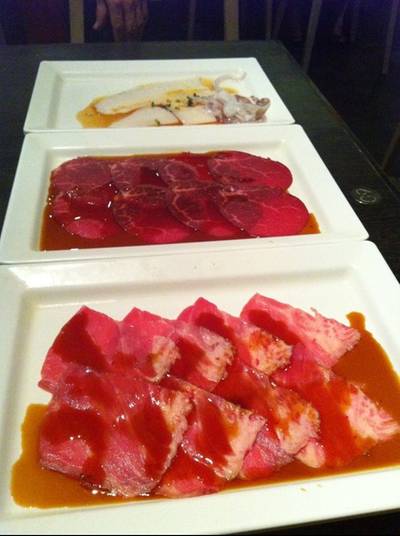 สั่งเนื้อลาย เนื้อสัน และปลาหมึก ที่ ร้านอาหาร King Kong Yakiniku Buffet หลังสวน