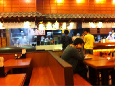 หน้าร้านลวกอุด้งโชว์กัน เห็นครัวด้านหน้าเลย ที่ ร้านอาหาร Marugame Seimen (มารุกาเมะ เซเมง) Big C ราชดำริ