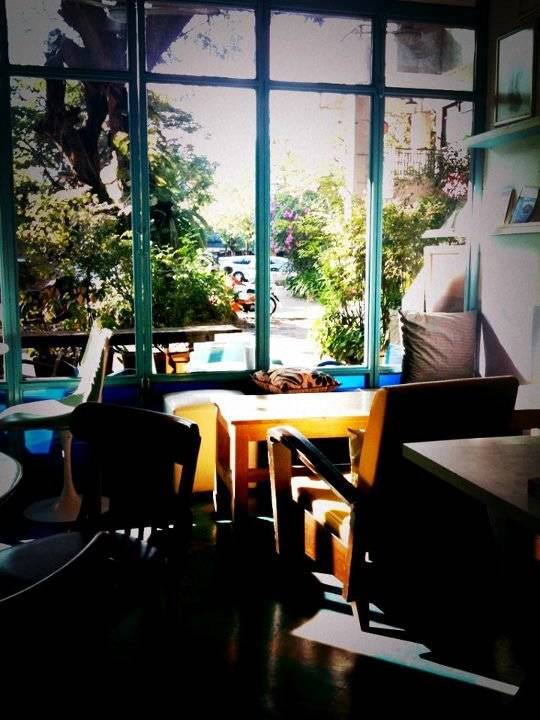 มุมข้างกระจกนั่นแหละ ที่ประจำของเรากับเพื่อนๆ ที่ ร้านอาหาร ประตูสีฟ้า