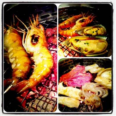 เริ่มปิ้งย่างแระน้า จัดซะเต็มเนื้อที่เตา ที่ ร้านอาหาร King Kong Yakiniku Buffet หลังสวน