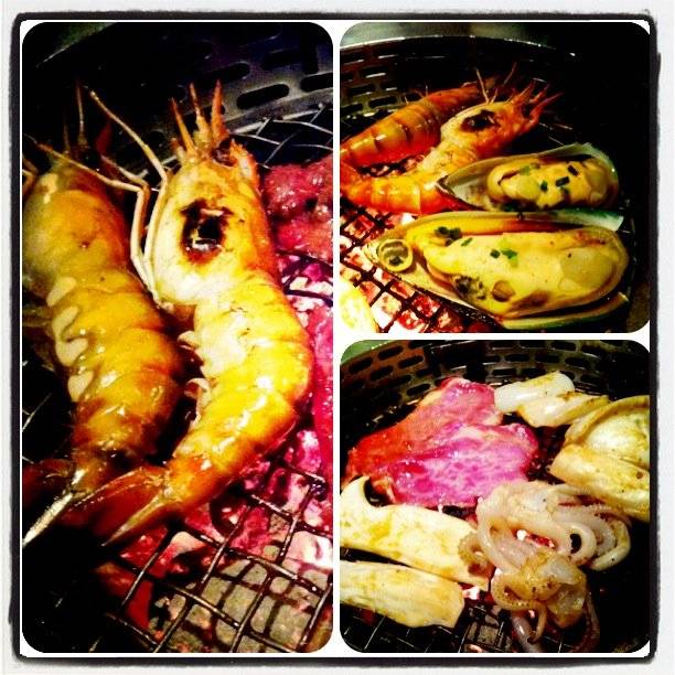 เริ่มปิ้งย่างแระน้า จัดซะเต็มเนื้อที่เตา ที่ ร้านอาหาร King Kong Yakiniku Buffet หลังสวน