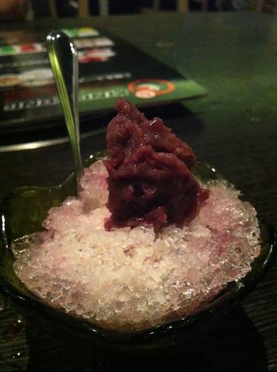 น้ำแข็งใสถั่วแดงถ้วยน้อยๆ เป็นของหวานไว้ล้างปากหลังอาหาร ที่ ร้านอาหาร King Kong Yakiniku Buffet หลังสวน