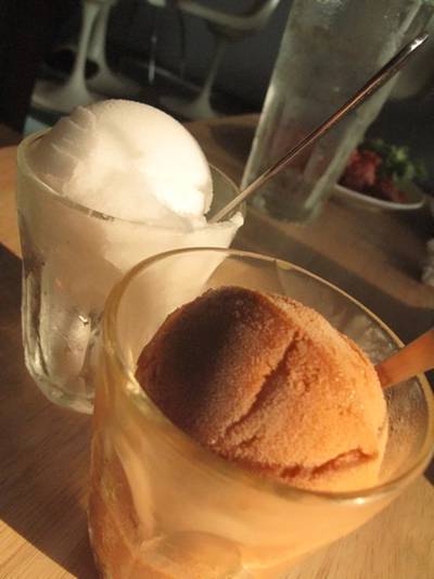 (ซ้าย) ไอติมละมุนรสน้ำมะพร้าว (ขวา) ไอติมละมุนรสชานมเย็น ที่ ร้านอาหาร ประตูสีฟ้า