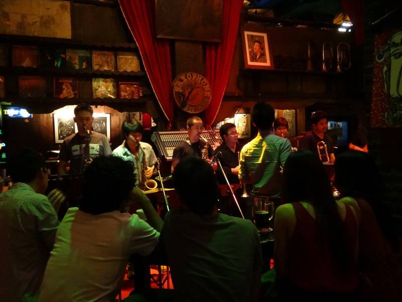 Big band ที่ ร้านอาหาร Saxophone Pub & Restaurant