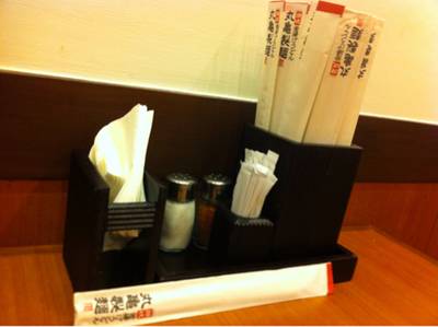 เครื่องปรุง ตะเกียบที่มีโลโก้ประจำร้าน ที่ ร้านอาหาร Marugame Seimen (มารุกาเมะ เซเมง) Big C ราชดำริ