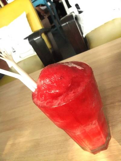 สตรอเบอร์รี่สมูทธี ที่ ร้านอาหาร ประตูสีฟ้า