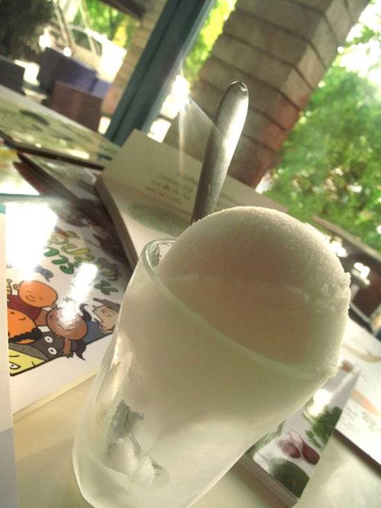 ไอติมละมุนรสน้ำมะพร้าว ที่ ร้านอาหาร ประตูสีฟ้า