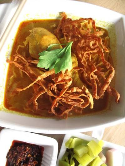 ข้าวซอยไก่ ที่ ร้านอาหาร ประตูสีฟ้า