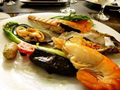 ซีฟู๊ด ข้าวห่อใบองุ่น ที่ ร้านอาหาร Espresso Intercontinental Bangkok