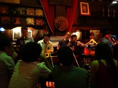 Big band ที่ ร้านอาหาร Saxophone Pub & Restaurant