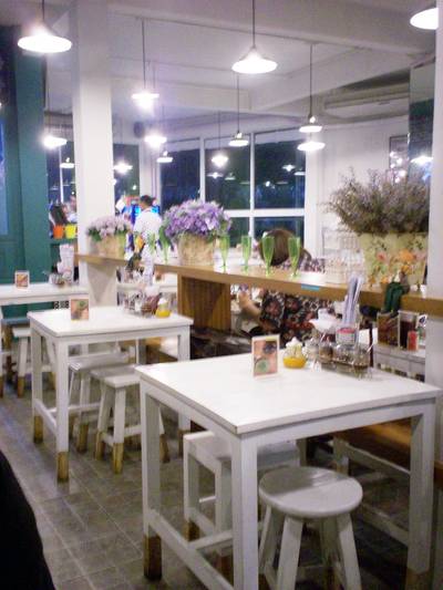 ที่นั่งในร้าน ที่ ร้านอาหาร ร้านก๋วยเตี๋ยวหมู 1000 เส้น