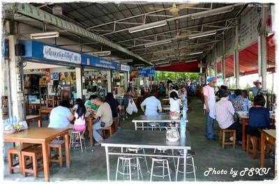สอาด เสวย ที่ ร้านอาหาร ก๋วยเตี๋ยวลูกชิ้นปลา สอาดเสวย
