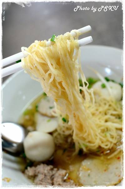 สอาด เสวย ที่ ร้านอาหาร ก๋วยเตี๋ยวลูกชิ้นปลา สอาดเสวย