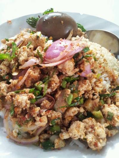 ชุดนี้ 22 บาทเองน่ะ ที่ ร้านอาหาร เจ๊แหม่มข้าวแกง