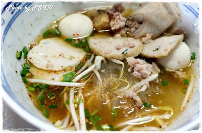 สอาด เสวย ที่ ร้านอาหาร ก๋วยเตี๋ยวลูกชิ้นปลา สอาดเสวย