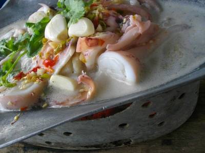 ปลาหมึกไข่นึ่งมะนาว ที่ ร้านอาหาร ศาลาสุขใจ