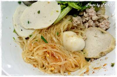 สอาด เสวย ที่ ร้านอาหาร ก๋วยเตี๋ยวลูกชิ้นปลา สอาดเสวย