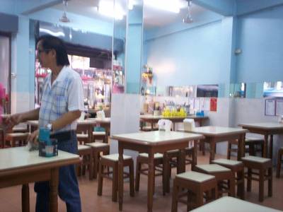 ภายในร้าน ที่ ร้านอาหาร ข้าวมันไก่รุ่งแสง