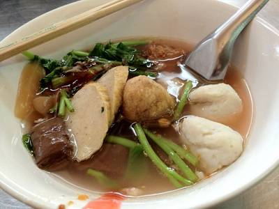 เส้นใหญ่เย็นตาโฟ ที่ ร้านอาหาร เม้ง โภชนา (ปิ่นเกล้า)