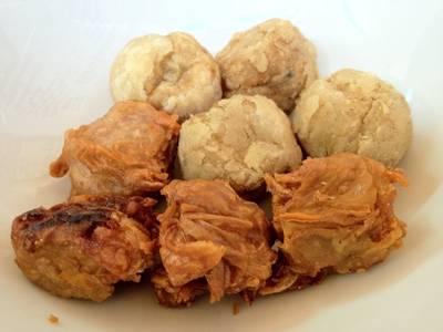 ลูกชิ้นทอด และเผือกทอด ที่ ร้านอาหาร เม้ง โภชนา (ปิ่นเกล้า)