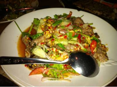 ยำเนื้อย่าง นี่ก็นัว ที่ ร้านอาหาร แซบ ซอย 9 ยำเนื้อย่าง นี่ก็นัว ที่ ร้านอาหาร แซบ ซอย 9