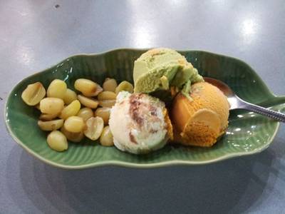 เครื่องเลือกได้สองอย่างนะครับ อย่าสั่งเกิน ที่ ร้านอาหาร ไอติมกะทิ ในตลาดหัวหิน เครื่องเลือกได้สองอย่างนะครับ อย่าสั่งเกิน ที่ ร้านอาหาร ไอติมกะทิ ในตลาดหัวหิน