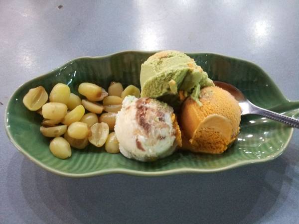 เครื่องเลือกได้สองอย่างนะครับ อย่าสั่งเกิน ที่ ร้านอาหาร ไอติมกะทิ ในตลาดหัวหิน