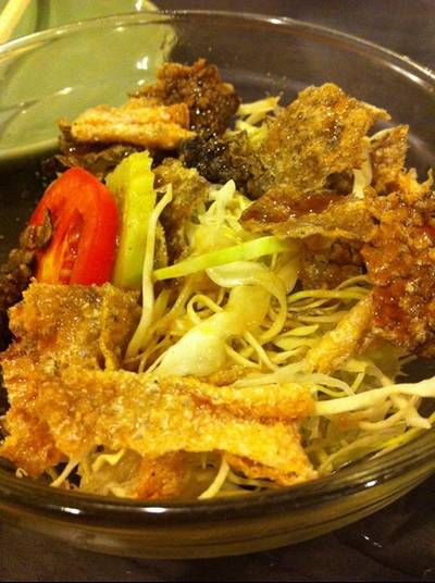 สลัดหนังแซลมอนทอด ที่ ร้านอาหาร Inaho (อินาโฮ)
