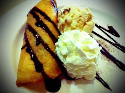 เครปกล้วยหอมไอติมรัมเรซิน ที่แป้งแข็ง ที่ ร้านอาหาร ม่วนซื่นบ้านกาแฟ