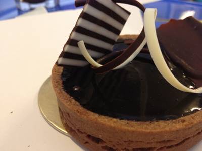 chocolate tart
not so sweet, bitter aftertaste is great for anyone ที่ ร้านอาหาร Landmark Bakery & Café