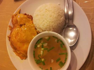 ข้าวไก่ทอดราดซอสมันปู  ที่ ร้านอาหาร Oscar