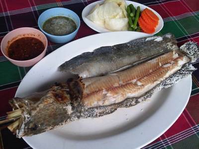 ปลาเผา^^ ที่ ร้านอาหาร อิ่มปลาเผา ตลิ่งชัน