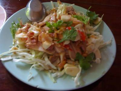 ยำหมูอร่อย ต้องลองค่ะ ที่ ร้านอาหาร ร้านอาหารริมคลองน้ำอ้อม