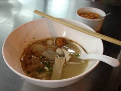 เกาเหลาชามบะเร่อ แต่ของในชามน้อยนิดเดียว เข้าใจนะว่าของมันแพง - -" ที่ ร้านอาหาร เล็กต้มยำ เจริญนคร เกาเหลาชามบะเร่อ แต่ของในชามน้อยนิดเดียว เข้าใจนะว่าของมันแพง - -" ที่ ร้านอาหาร เล็กต้มยำ เจริญนคร