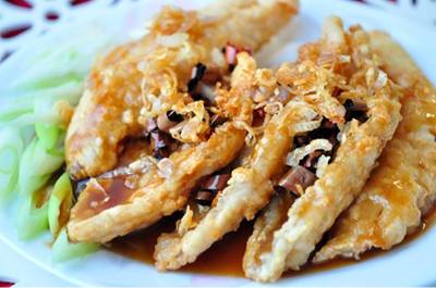 ปลาราดซอสมะขาม ที่ ร้านอาหาร INfiNITy Bar& ResTauRanT Phrae