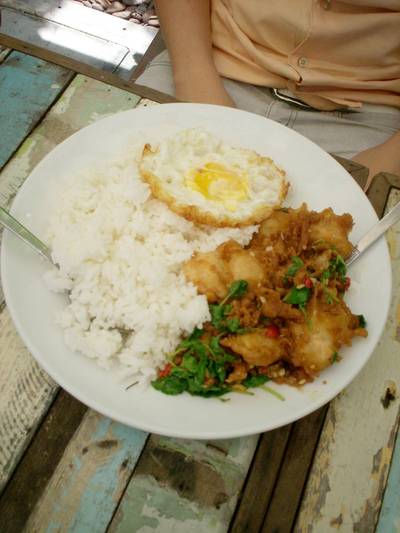 กะเพราไก่ชุบแป้งทอด ที่ ร้านอาหาร ครัวในบ้าน ซอยระนอง2