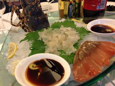 กุ้งล็อบสเตอร์ซาซิมิ ส่วนหัวปรุงเป็นโจ๊กกุ้ง ที่ ร้านอาหาร Ronghui Tiantian Yu Gang กุ้งล็อบสเตอร์ซาซิมิ ส่วนหัวปรุงเป็นโจ๊กกุ้ง ที่ ร้านอาหาร Ronghui Tiantian Yu Gang