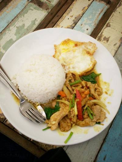 ข้าวผัดผงกะหรี่ไก่ ที่ ร้านอาหาร ครัวในบ้าน ซอยระนอง2